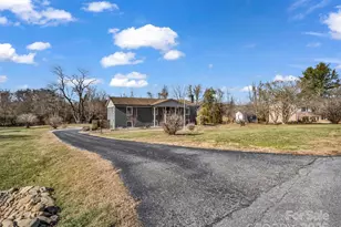 1717 Glenheath Dr, Hendersonville, NC 28791 - Photo 2