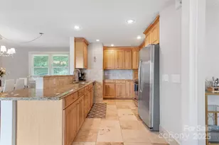 6294 Southlake Dr, Hickory, NC 28601 - Photo 8