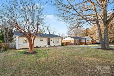 2218 Amesbury Avenue, Charlotte, NC 28205 - Photo 2