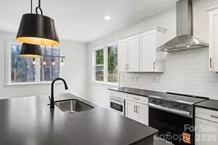 2416 Crestview Dr, Charlotte, NC 28216 - Photo 2