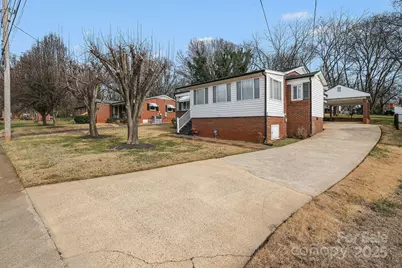 133 S Caldwell Avenue, Newton, NC 28658 - Photo 6