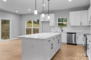 8823 Dogwood Dr, Charlotte, NC 28215 - Photo 6