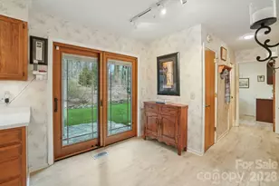 19 Hickory Ct Ln, Hendersonville, NC 28792 - Photo 16