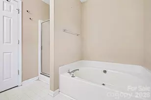 8725 Holly Creek Ct, Charlotte, NC 28216 - Photo 16