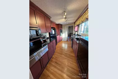 160 Crestwood Circle, Newland, NC 28657 - Photo 8