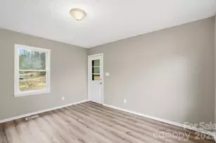 5326 Dolphin Ln, Charlotte, NC 28215 - Photo 16