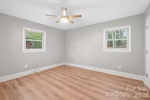 5326 Dolphin Ln, Charlotte, NC 28215 - Photo 12