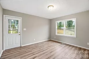 5326 Dolphin Ln, Charlotte, NC 28215 - Photo 10