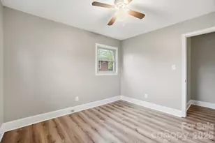 5326 Dolphin Ln, Charlotte, NC 28215 - Photo 16