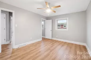 5326 Dolphin Ln, Charlotte, NC 28215 - Photo 12