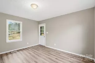 5326 Dolphin Ln, Charlotte, NC 28215 - Photo 16