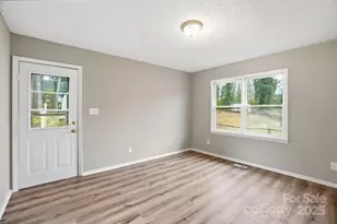 5326 Dolphin Ln, Charlotte, NC 28215 - Photo 10