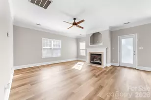 9127 Brocklehurst Ln, Charlotte, NC 28215 - Photo 6