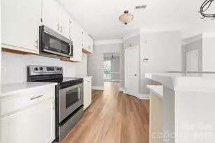 9127 Brocklehurst Ln, Charlotte, NC 28215 - Photo 10