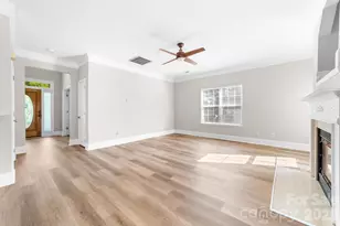 9127 Brocklehurst Ln, Charlotte, NC 28215 - Photo 8