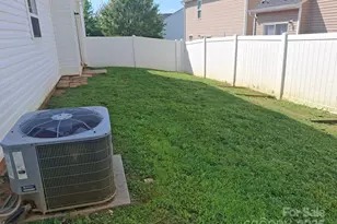 2009 Amos Oaks Ln, Charlotte, NC 28215 - Photo 18