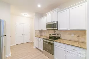 2009 Amos Oaks Ln, Charlotte, NC 28215 - Photo 6