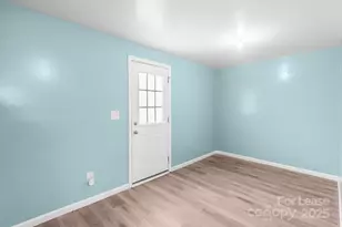 2715 Sydney Overlook Ln, Charlotte, NC 28269 - Photo 2