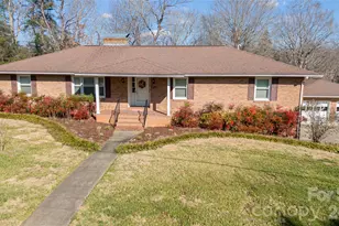 207 Woodlawn Dr, Morganton, NC 28655 - Photo 2