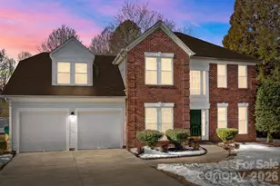 8609 Abbey Brook Ct, Charlotte, NC 28216 - Photo 2