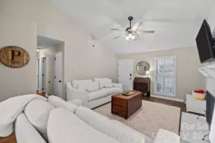 2704 Hillmont Dr, Charlotte, NC 28226 - Photo 4