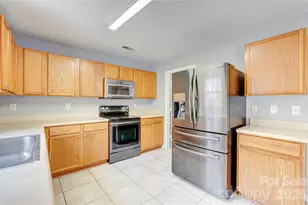 4024 Larkhaven Village Dr, Charlotte, NC 28215 - Photo 4