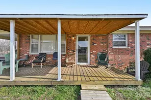 1231 2nd St SE, Hickory, NC 28602 - Photo 2