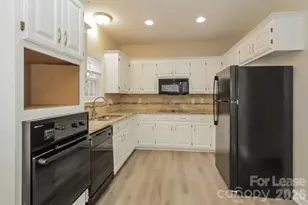 9101 Brightleaf Pl, Charlotte, NC 28269 - Photo 8