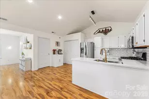 2200 Olde Chantilly Ct, Charlotte, NC 28205 - Photo 12