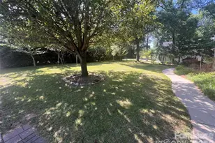 8133 Strawberry Ln, Charlotte, NC 28277 - Photo 4