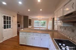 8133 Strawberry Ln, Charlotte, NC 28277 - Photo 10