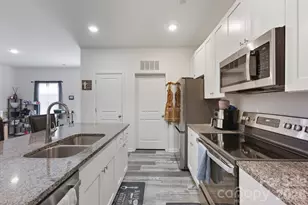 609 N Mulberry St, Statesville, NC 28677 - Photo 6