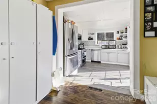 2410 Juniper Dr, Charlotte, NC 28269 - Photo 6