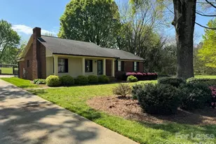 1616 Oak Trail Ln, Charlotte, NC 28216 - Photo 2