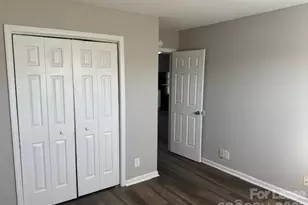 304 Hoskins Mill Ln, Charlotte, NC 28208 - Photo 10