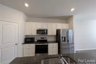 3340 Blf Hl Ln, Charlotte, NC 28215 - Photo 4