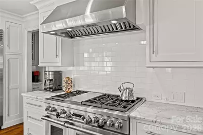 1935 Queens Road W, Charlotte, NC 28207 - Photo 12