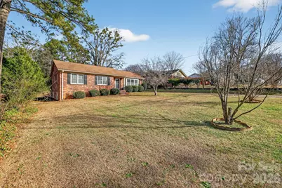 212 N Pine Lake Drive, Spartanburg, SC 29301 - Photo 4