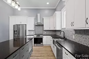 613 S Mulberry St, Statesville, NC 28677 - Photo 8