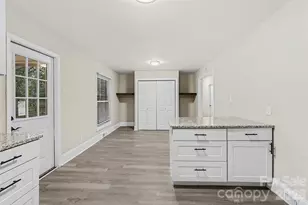 5448 Kinsale Ln, Charlotte, NC 28215 - Photo 6