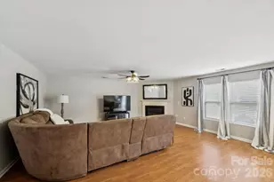 3902 Larkhaven Village Dr, Charlotte, NC 28215 - Photo 4