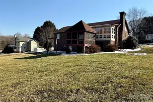 1015 36th Ave Ct NE, Hickory, NC 28601 - Photo 4