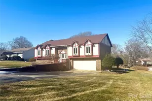 1015 36th Ave Ct NE, Hickory, NC 28601 - Photo 1