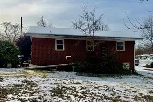 130 31st Ave NW, Hickory, NC 28601 - Photo 2