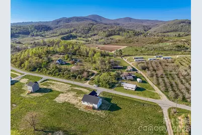 459 Waters Road, Hendersonville, NC 28792 - Photo 6