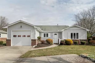 228 Dartcrest Dr, Hendersonville, NC 28792 - Photo 2