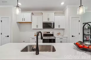 802 Hammers Ln, Charlotte, NC 28205 - Photo 8