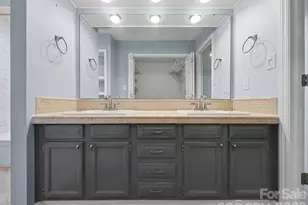 9241 N Vicksburg Park Ct, Charlotte, NC 28210 - Photo 16