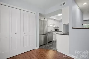 9241 N Vicksburg Park Ct, Charlotte, NC 28210 - Photo 4
