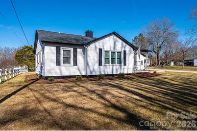 1429 17th Avenue NE, Hickory, NC 28601 - Photo 2